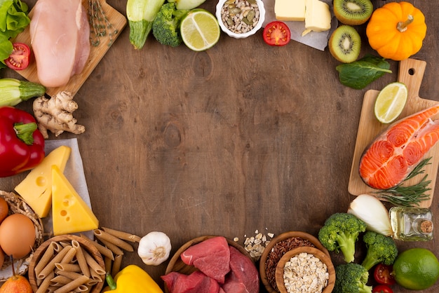 Foto gratuita arreglo de comida deliciosa endecha plana