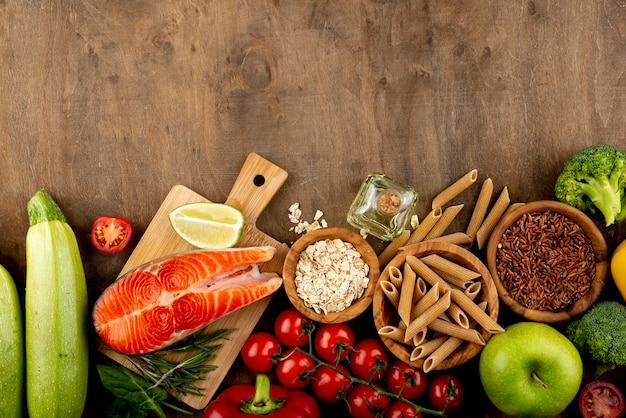 Arreglo de comida deliciosa con espacio de copia
