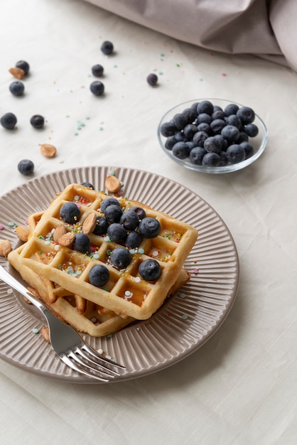 Foto gratuita arreglo de comida de desayuno de alto ángulo