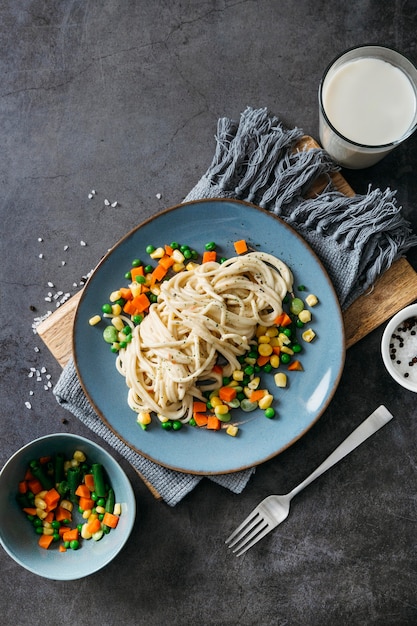 Arreglo de comida de desayuno delicioso endecha plana