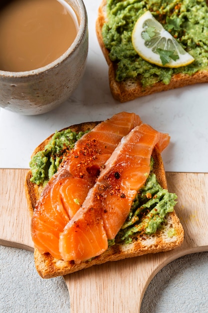 Foto gratuita arreglo de comida de desayuno delicioso