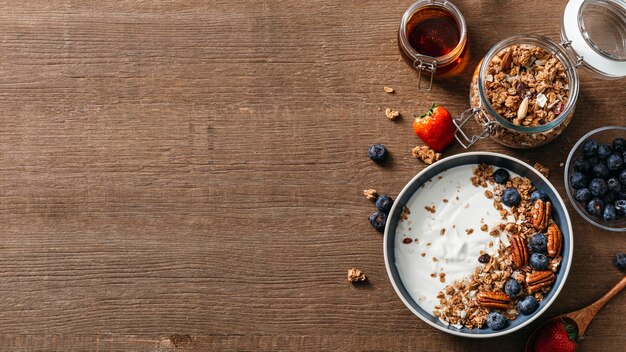 Arreglo de comida de desayuno sabroso con espacio de copia