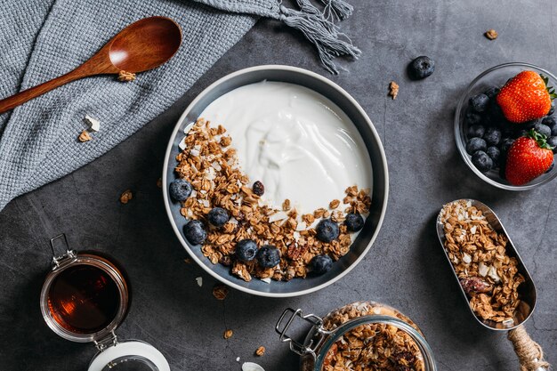 Foto gratuita arreglo de comida de desayuno sabroso