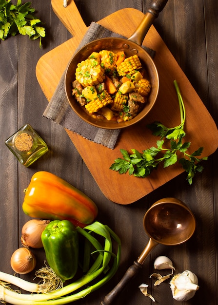 Arreglo de comida de guiso de maíz de invierno rústico