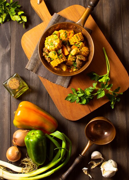 Arreglo de comida de guiso de maíz de invierno rústico