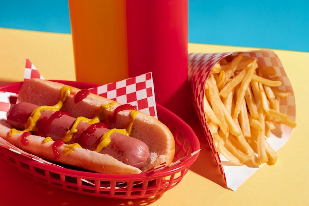 Arreglo de comida con hot dog y papas fritas