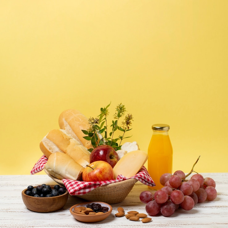 Foto gratuito arreglo de comida en la mesa de madera blanca