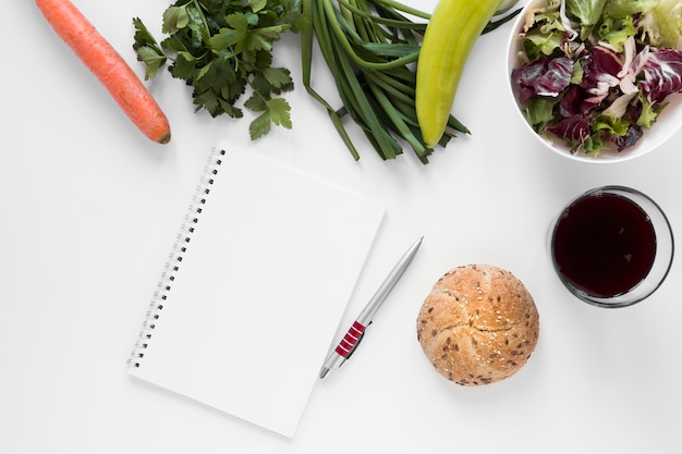 Foto gratuita arreglo de comida orgánica con bebida