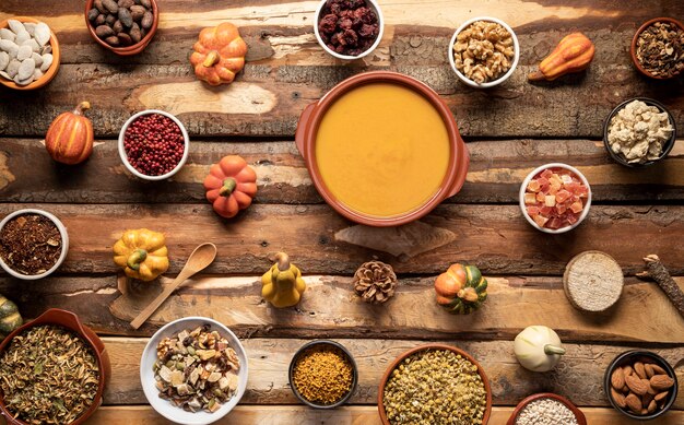 Arreglo con comida de otoño en mesa de madera.