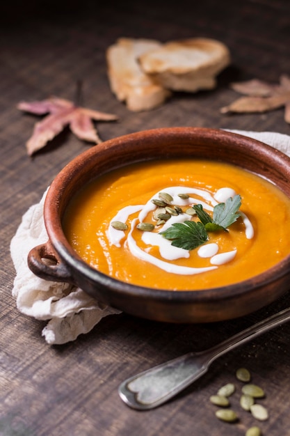 Arreglo de comida de otoño sabroso alto ángulo