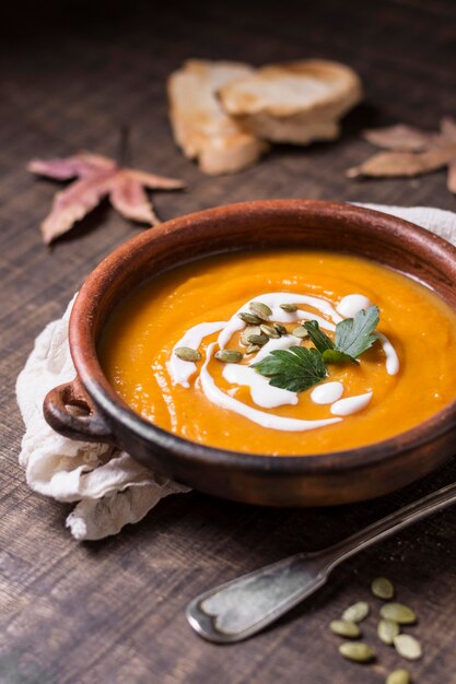 Arreglo de comida de otoño sabroso alto ángulo