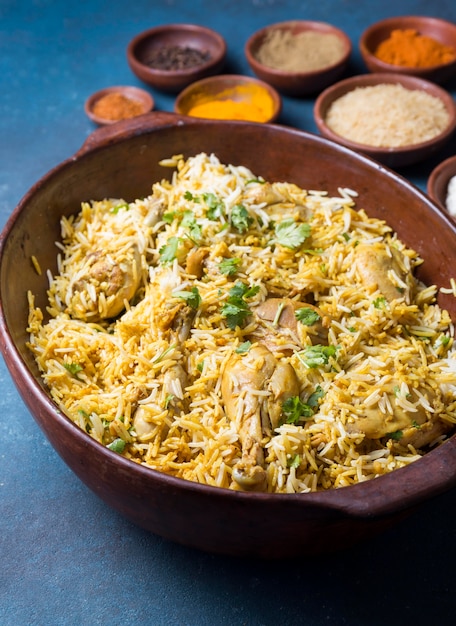 Arreglo de comida pakistaní de alto ángulo