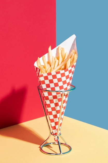 Arreglo de comida con papas fritas en un stand