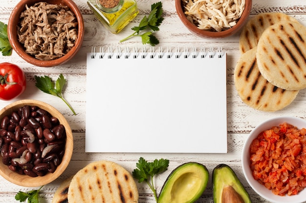 Foto gratuita arreglo de comida plana con cuaderno