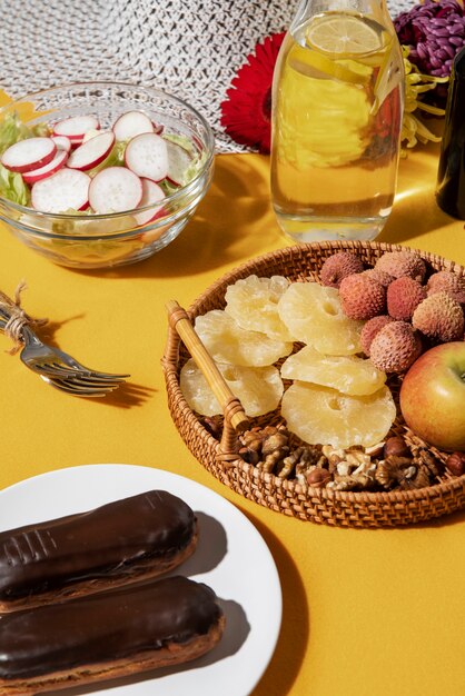 Arreglo de comida sabrosa de alto ángulo