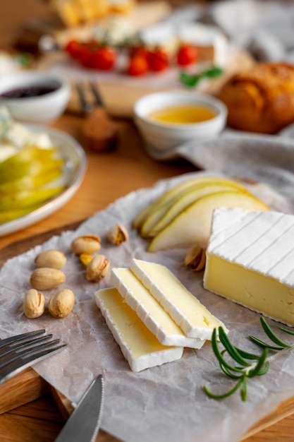 Foto gratuita arreglo de comida sabrosa de alto ángulo