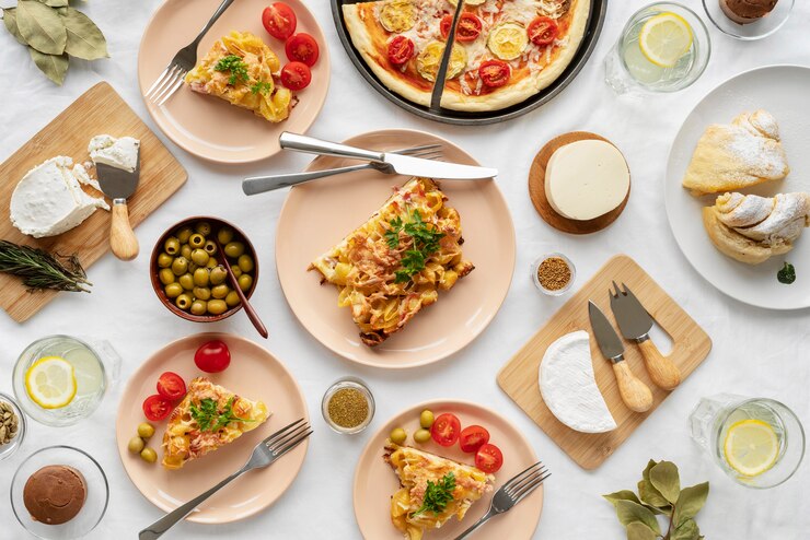 Foto gratuito arreglo con comida sabrosa vista anterior