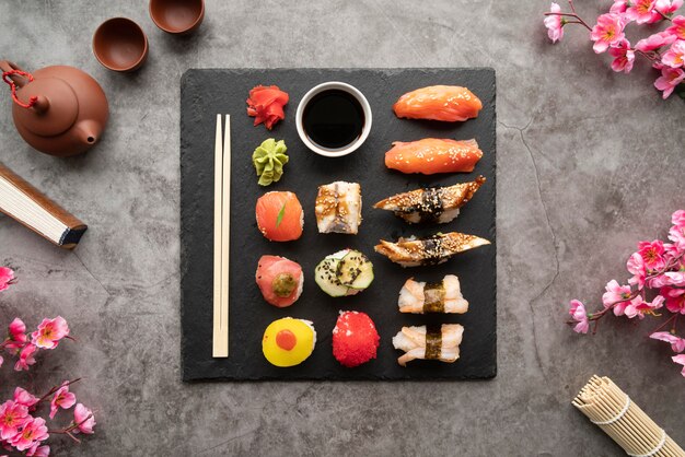 Arreglo de comida de sushi plano laico