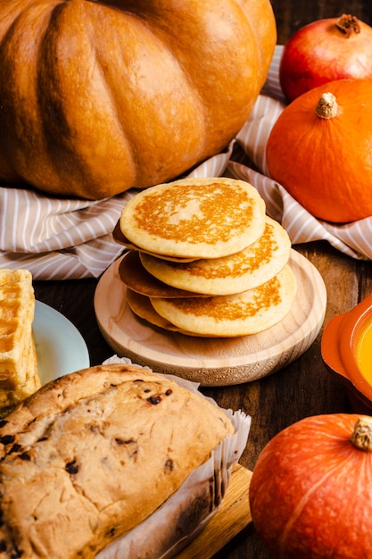 Foto gratuita arreglo de comida de temporada de otoño de alto ángulo