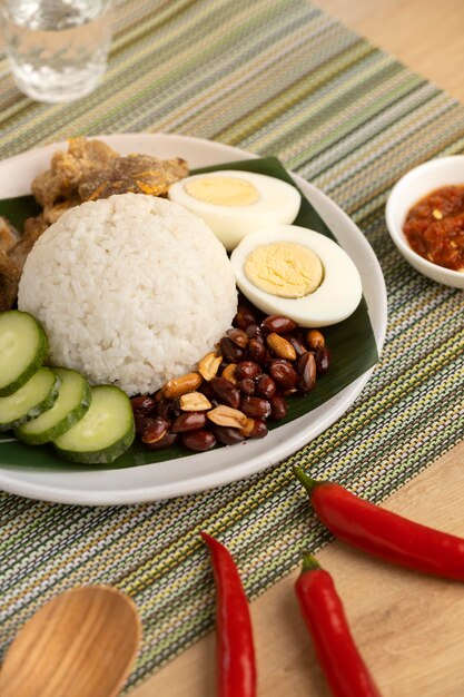 Arreglo de comida tradicional nasi lemak