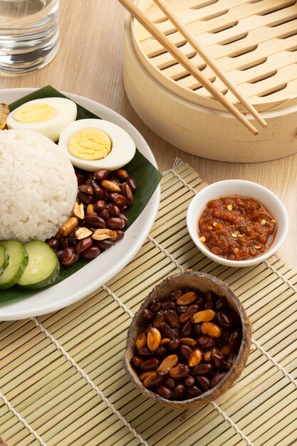 Arreglo de comida tradicional nasi lemak