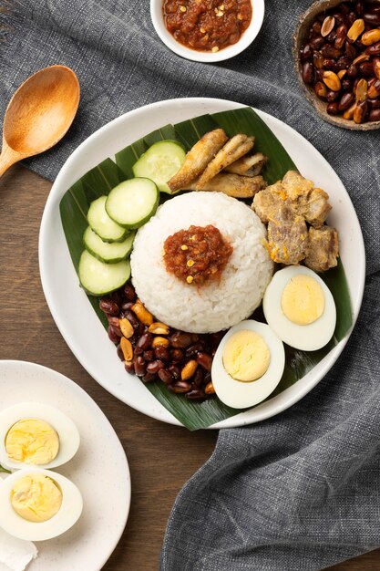 Arreglo de comida tradicional nasi lemak