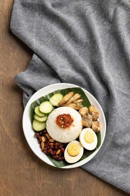 Arreglo de comida tradicional nasi lemak