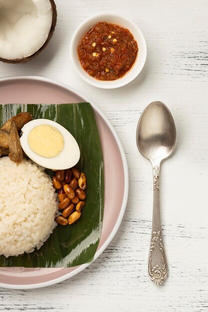 Arreglo de comida tradicional nasi lemak