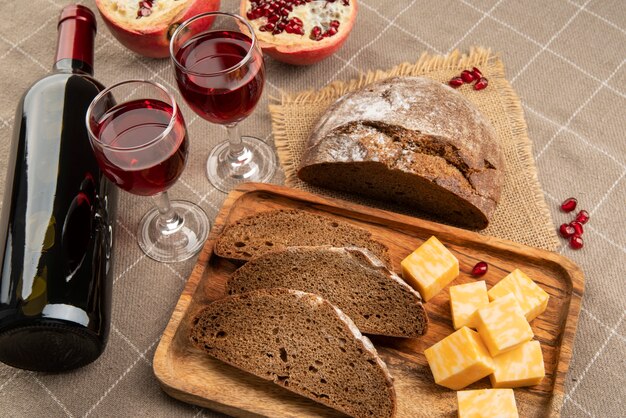 Arreglo de comida y vino de alto ángulo.