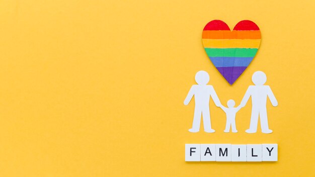 Arreglo de concepto de familia lgbt sobre fondo amarillo con espacio de copia