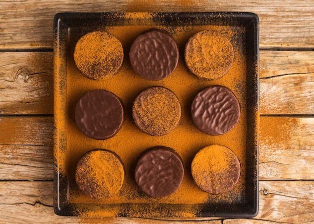 Foto gratuita arreglo conceptual delicioso alfajores