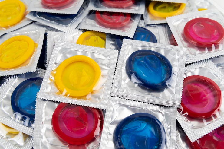 Foto gratuito arreglo de condones coloridos de alto ángulo
