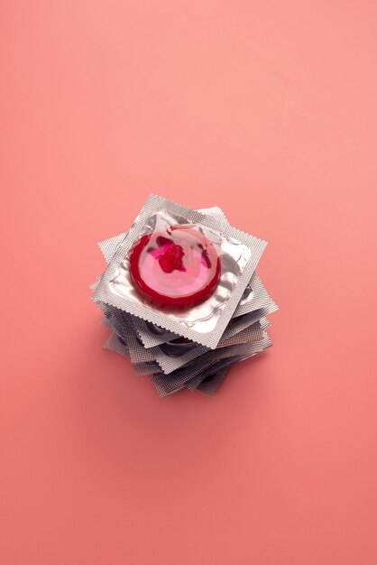 Arreglo de condones rojos de alto ángulo