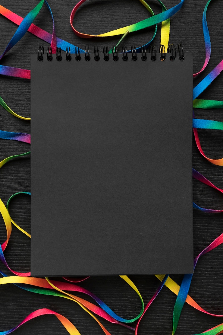 Foto gratuito arreglo de cordones coloridos con bloc de notas negro