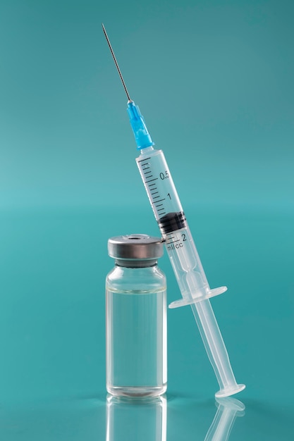Arreglo de coronavirus con botella de vacuna y jeringa.