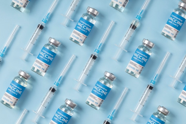 Foto gratuita arreglo de coronavirus con botella de vacuna y jeringa.