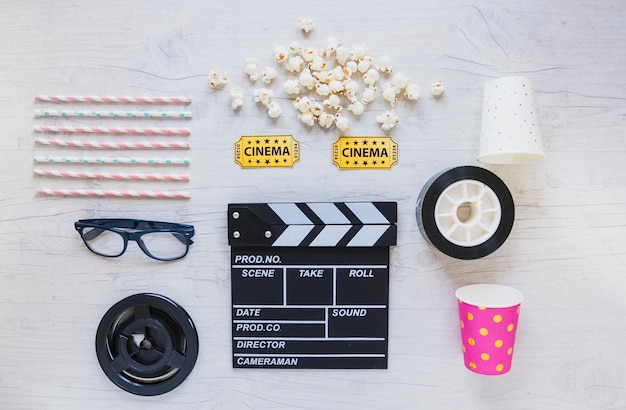 Foto gratuita arreglo creativo de accesorios de cine