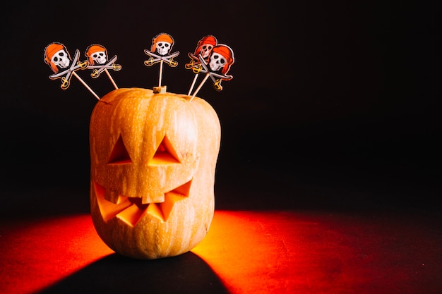 Foto gratuita arreglo creativo de calabaza y pinchos