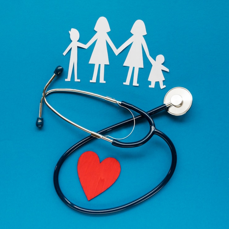 Foto gratuito arreglo creativo del concepto de familia sobre fondo azul