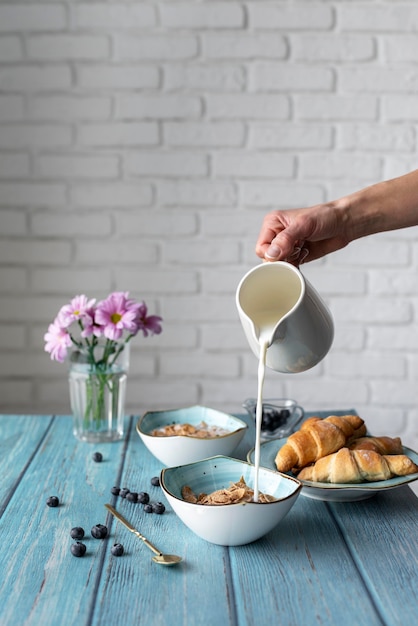 Foto gratuita arreglo creativo de deliciosa comida de desayuno.