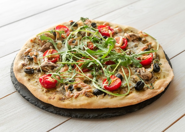 Foto gratuita arreglo creativo con deliciosa pizza