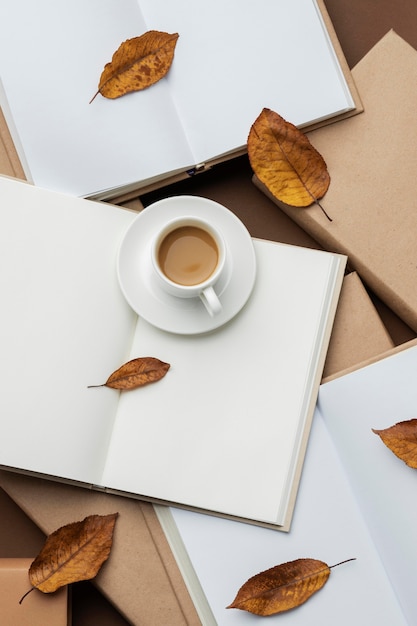 Arreglo creativo con diferentes libros y una taza de café.