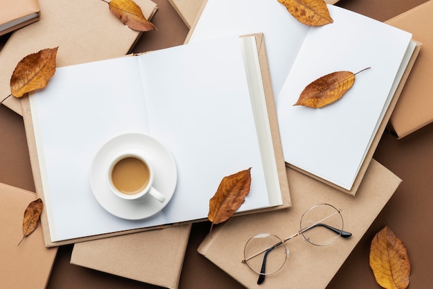 Arreglo creativo con diferentes libros y una taza de café.