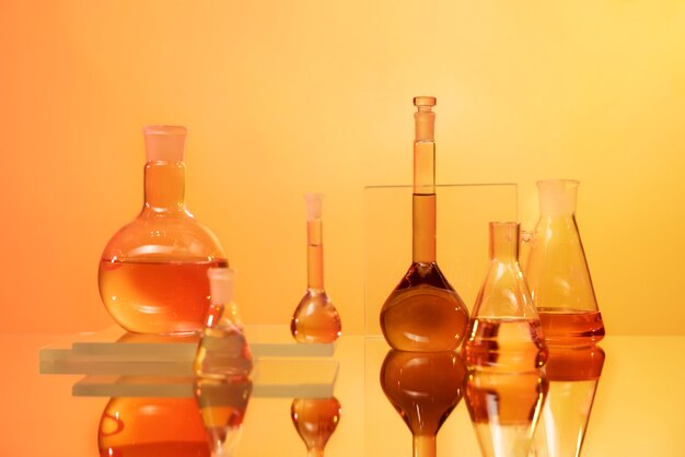 Arreglo de cristalería de laboratorio con sustancias naranjas.