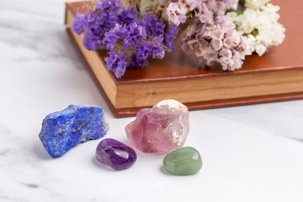 Arreglo de cristales y flores de ángulo alto