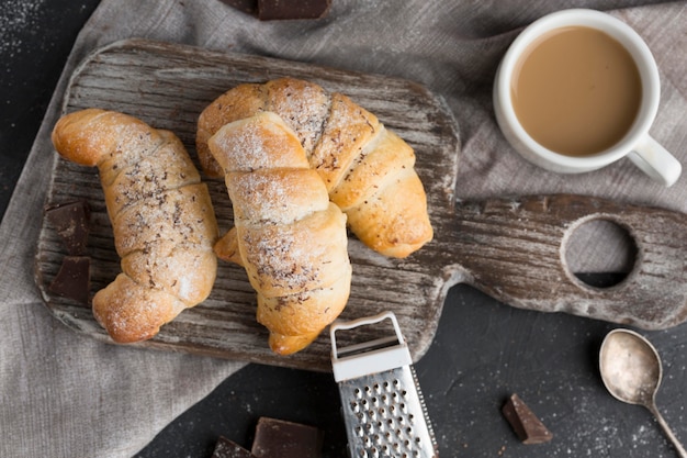 Foto gratuita arreglo de croissant con café