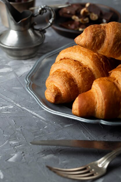 Arreglo de croissants dulces vista frontal