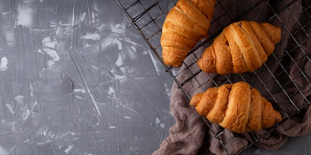 Arreglo de croissants dulces de vista superior con espacio de copia