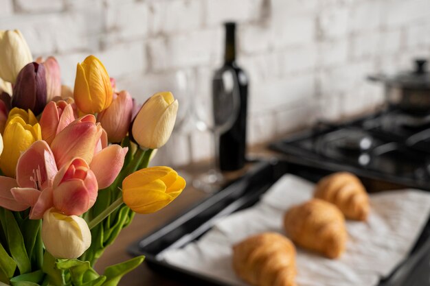 Arreglo con croissants y flores.