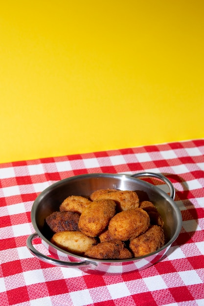 Arreglo de croquetas fritas con espacio de copia